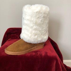 NEW Girls Sugar Soft Faux Fur Boots- Size 2